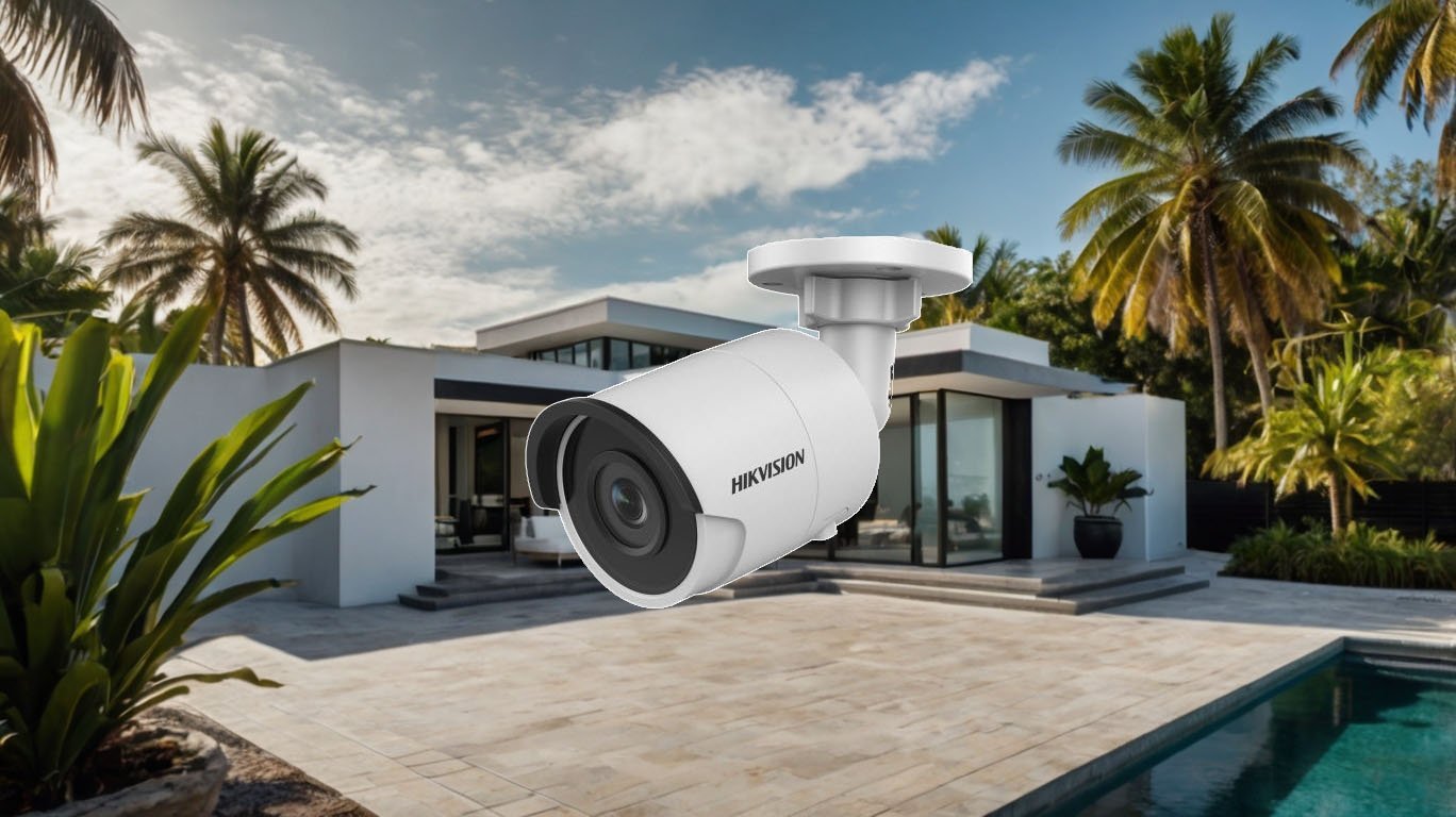 Cámara de seguridad Hikvision instalada en el exterior de una casa en Miami, diseñada para protección con visión nocturna y resistencia al clima.